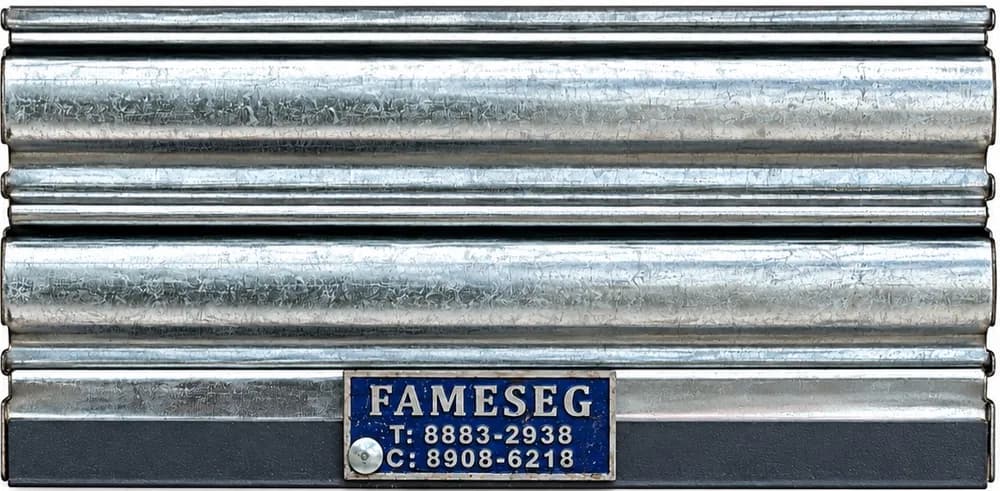 Láminas galvanizadas acopladas con perfil inferior y placa de identificación FAMESEG