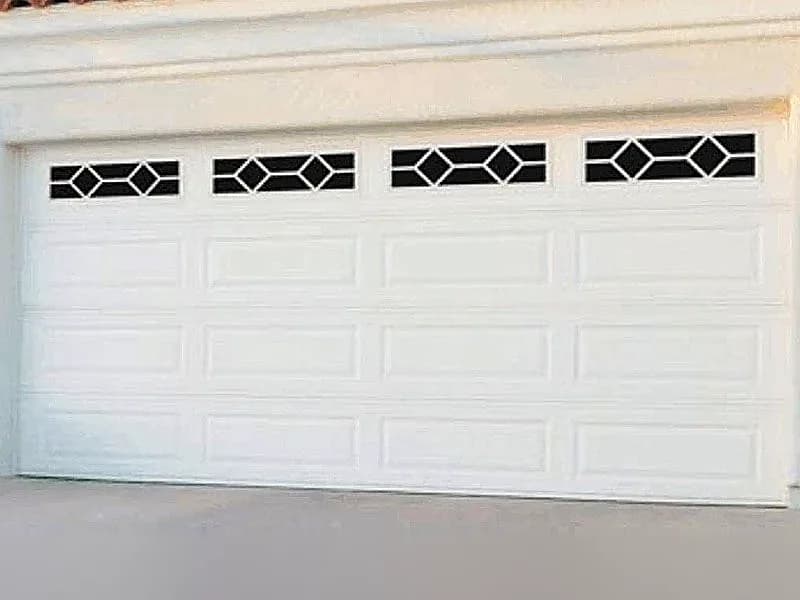 Portón tipo americano blanco con ventanas decorativas