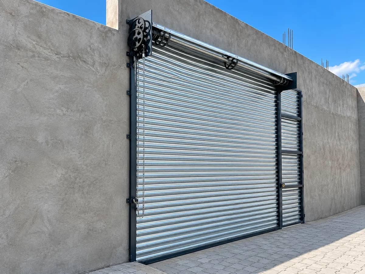 Portón enrollable galvanizado instalado por FAMESEG