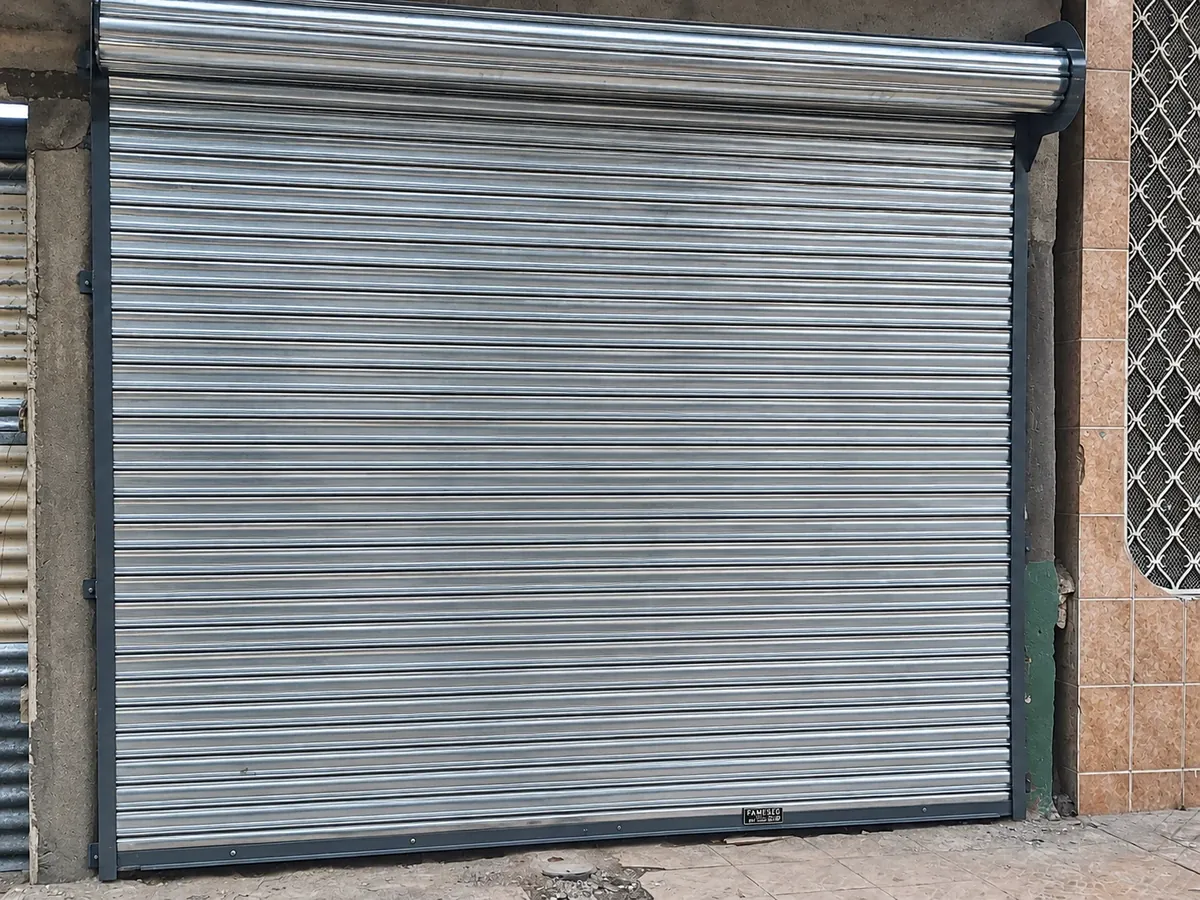 Cortina enrollable cerrada con placa FAMESEG en local comercial